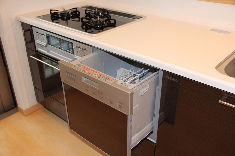 Other Equipment. Tableware storage capacity of about 40 points. Amount of water used per 1 times, About 10L (hand washing is about 77L). Running costs, At about 20.8 yen once, Deals also 33.4 yen compared to hand washing. In the year, Savings of about 24000 yen (twice / Day is used). Quiet tableware washing dryer of sound. (All building standard specification)