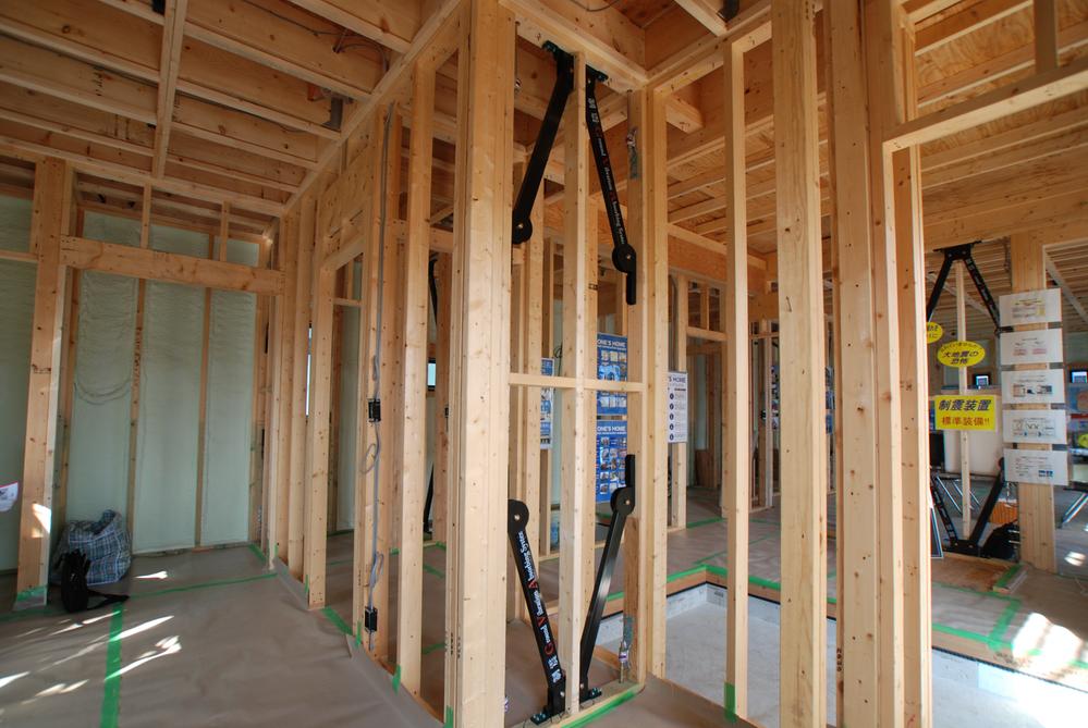 Other Equipment. First floor to 6 places the shaking caused by an earthquake in the seismic damper installation of (up and down a total of 12) and converted into heat greatly reduced. Exert an effect on the repetition of the earthquake will increase the durability and life of the building. (All building standard specification)