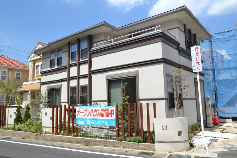 From 1 Building (model building) south road. Day is good in the corner lot.. 1 Building (model building)