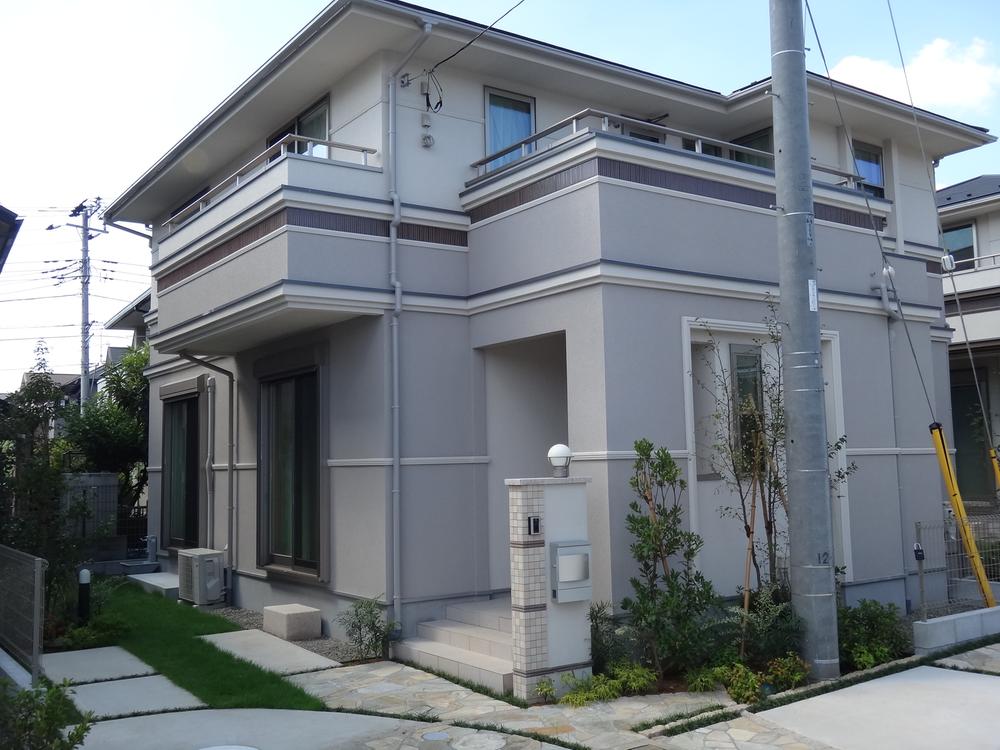 Local appearance photo. 5 Building Appearance building ・ Was outside structure completed! Incorporating the border tiles on the exterior It is a little bit different finish.