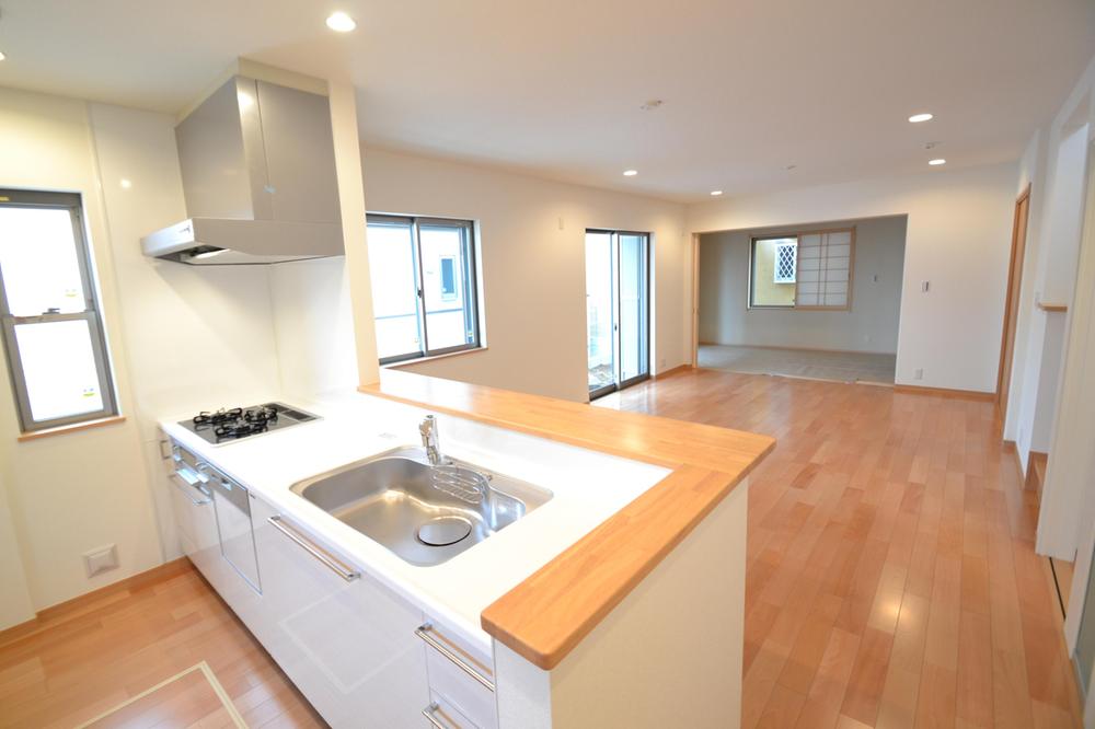 Kitchen. Building 2 Kitchen, which is located in the southeast is bright, Insert a pleasant light.