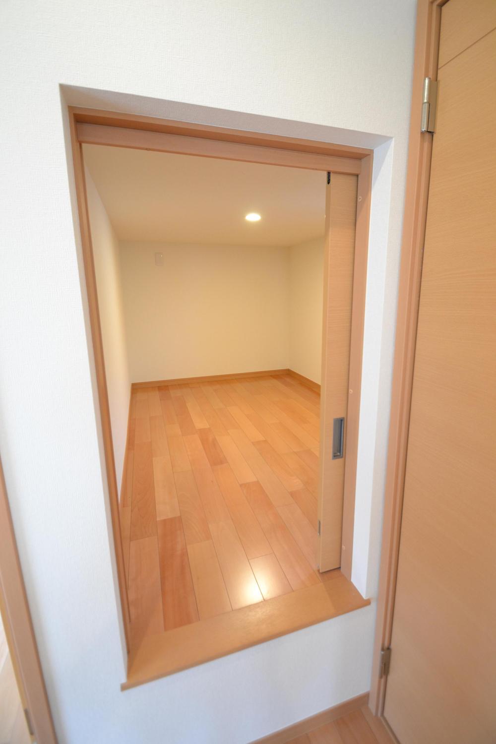 Other introspection. Place the lower shop housed on the second floor of the whole building. Course is available as a storage, Also very pleased the children as a playground.