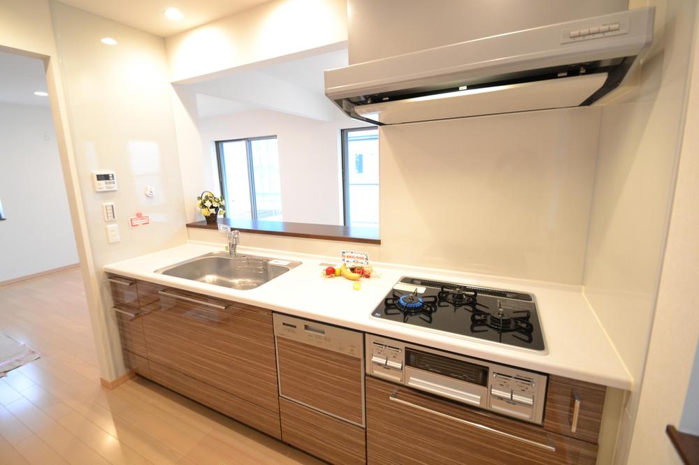 Kitchen. Human large counter, Mirror door, 3-neck glass top stove, Is the standard water purification function shower faucet.