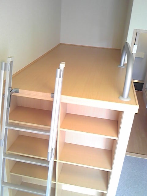 Other room space. Single is a bet size