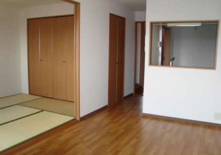 Living and room. There is also a living room and a Japanese-style room.