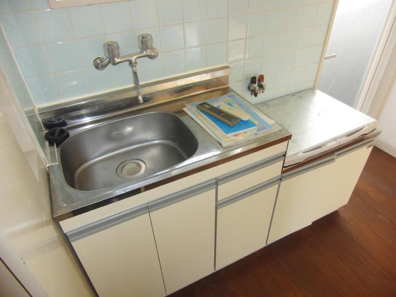 Kitchen. Kitchen also shiny!