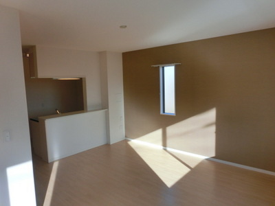Living and room. Facing south ・ Corner room sunny