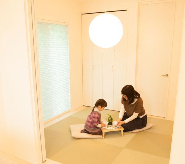 Modern Japanese-style room that can specification multi-purpose can be spacious and available as part of the living room to open the door in the 2WAY. (2013 November shooting)