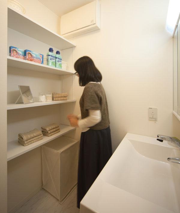 Wide linen cabinet towels and detergents, Stock up, such as shampoo can also be refreshing storage. Mom in the back is the volume that can be quick and your face-lift while the child is wash your hands. (2013 November shooting)