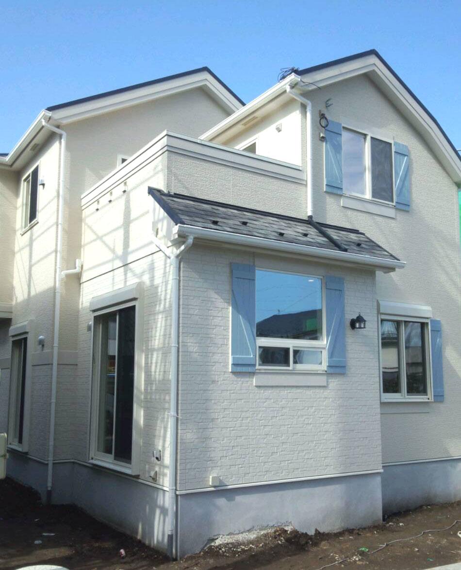 Exterior wood taste of design that mimics the shutters (4 Building: October 2013 shooting)