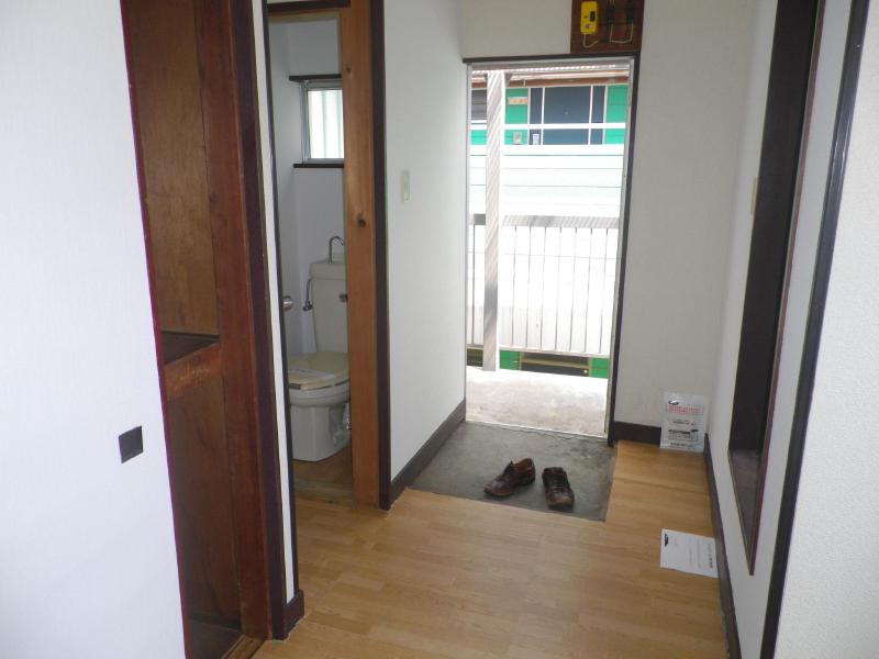 Entrance. Ease's right to use even around the entrance