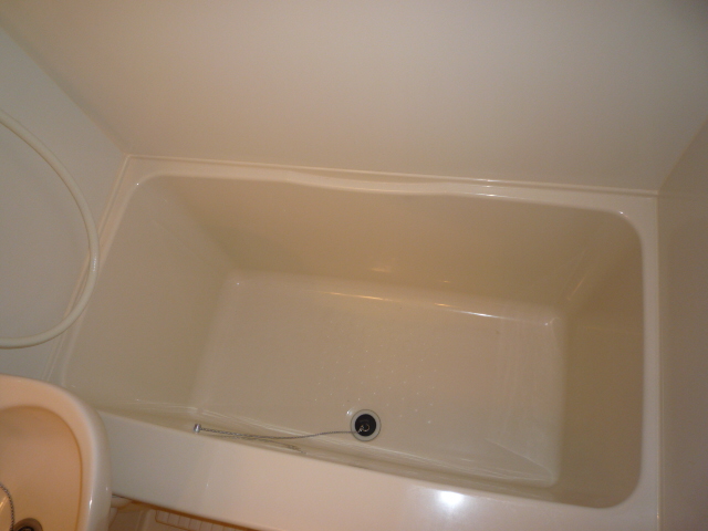 Bath. Wide enough bathtub