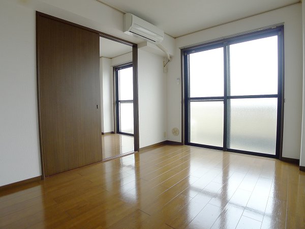 Living and room. Western-style 6 Pledge