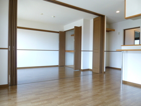 Living and room. There is also a bicycle parking ~