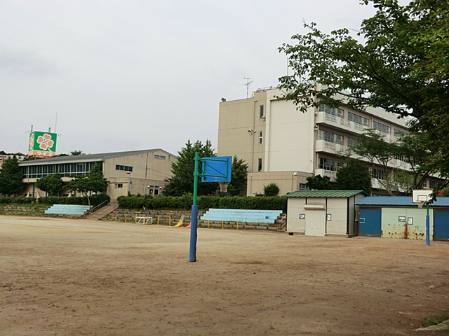 Primary school. Kashiwashiritsu Masuo Nishi Elementary School until the (elementary school) 885m