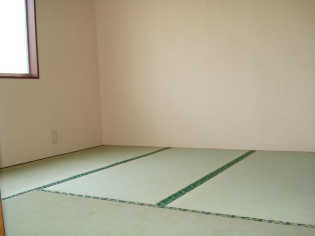 Living and room. And a good smell of tatami.