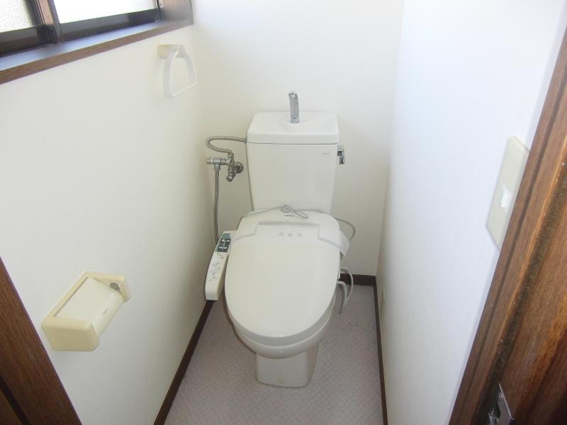 Toilet. Bidet ・ With window
