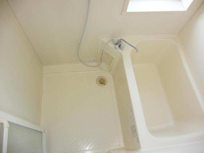 Bath. Good bathroom bright airy equipped with a window