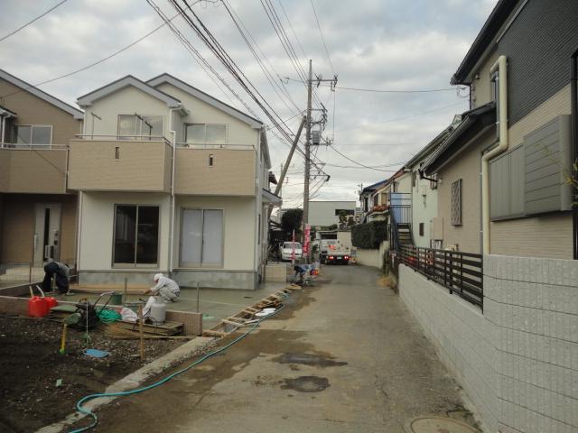 Local photos, including front road.  ◆ New construction all four buildings! Day is very good!