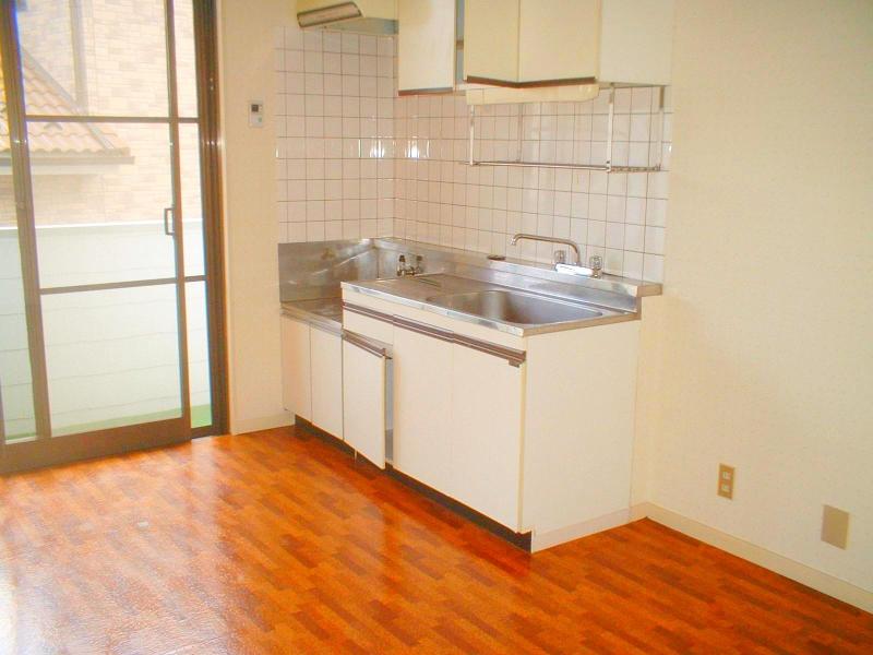 Kitchen. Two-burner stove installation Allowed! Plenty of storage