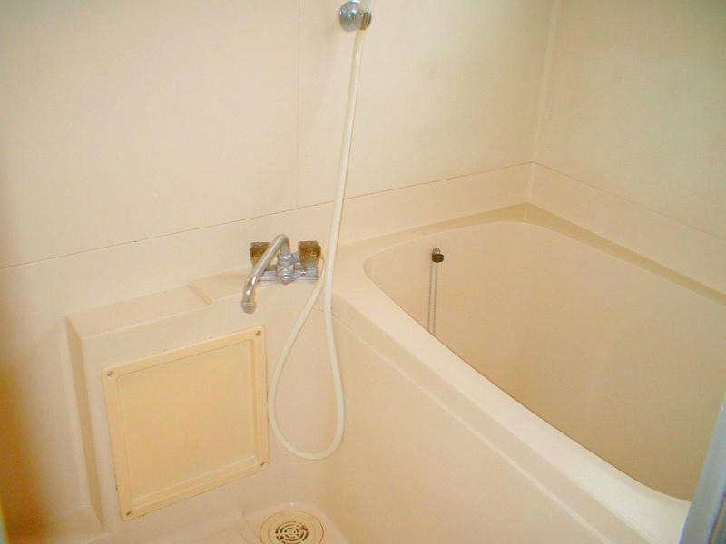 Bath. It is spacious Tsukareru Bathing