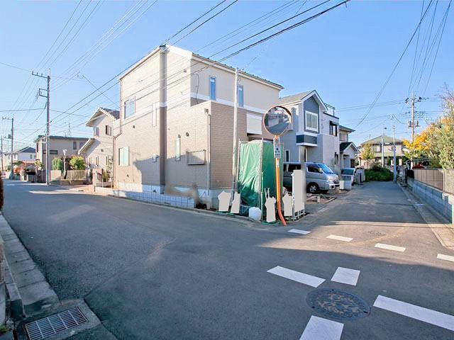 Local photos, including front road. Local (12 May 2013) Shooting