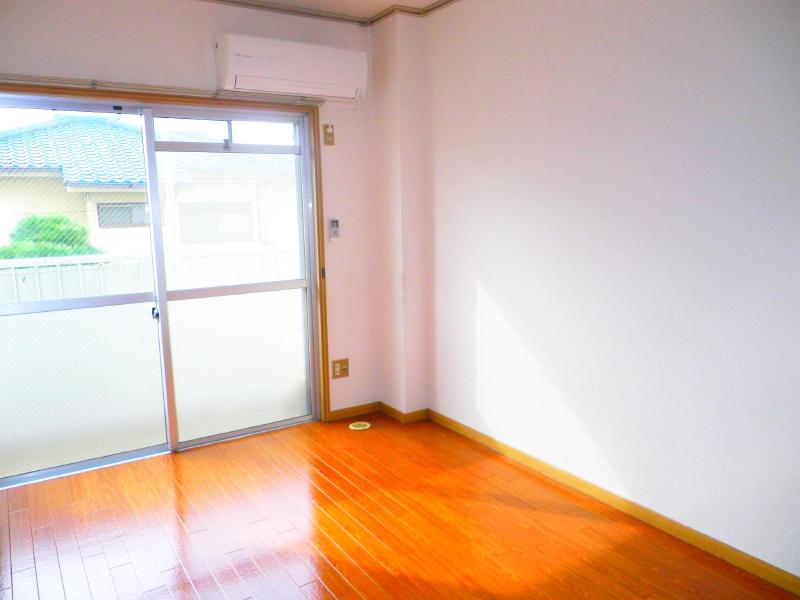 Living and room. Per day is a good and clean Western-style