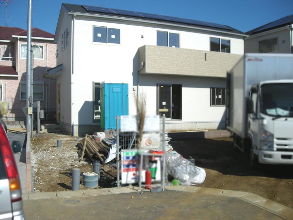 Local photos, including front road. Is the image of under construction