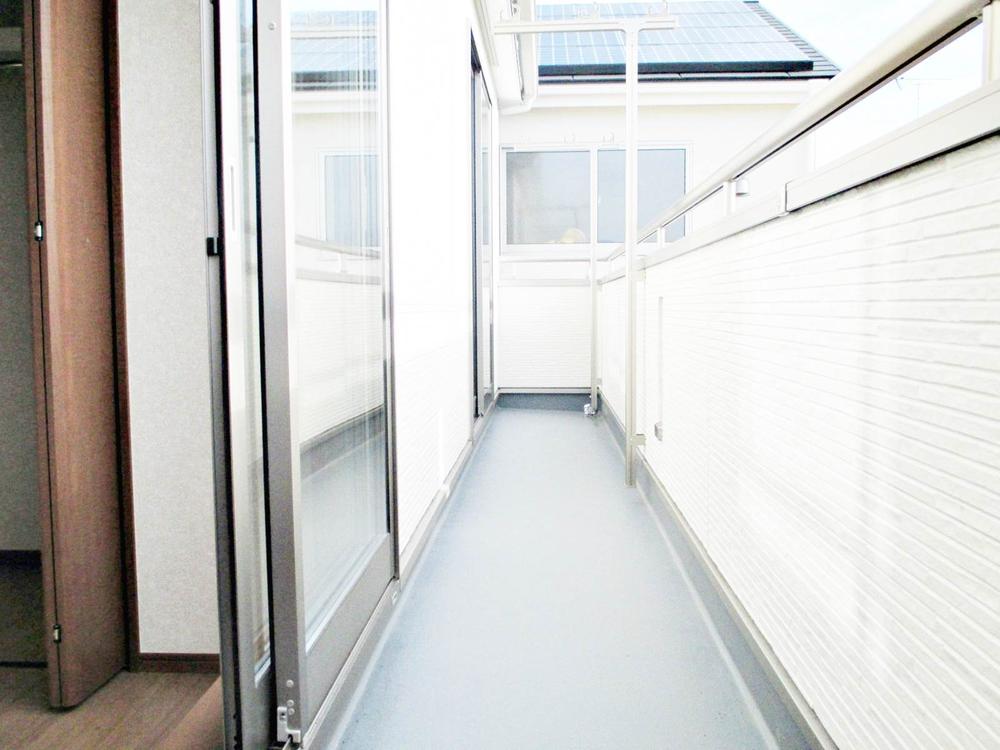 Balcony. Long balcony also laundry firmly Hoseru.