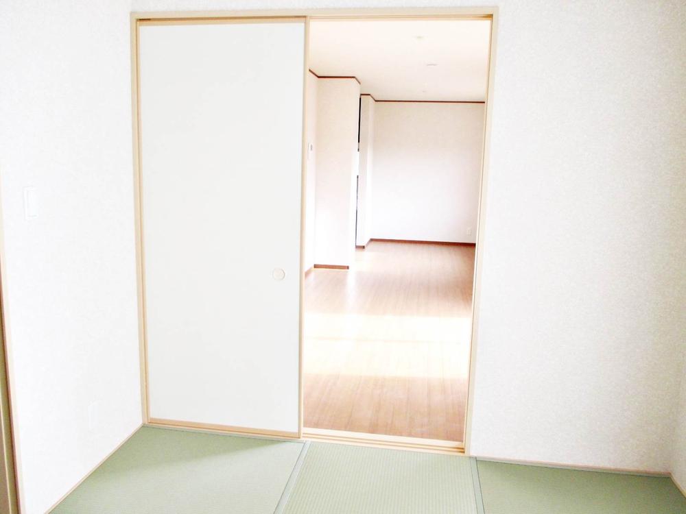 Living. Japanese-style room is followed by convenient living