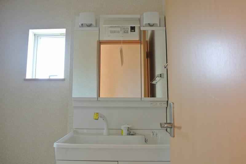 Wash basin, toilet. Local (12 May 2013) Shooting