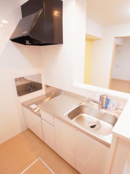 Kitchen. Gas stove 2 burners installed Allowed ・ Faucet with water purifier built-in shower.