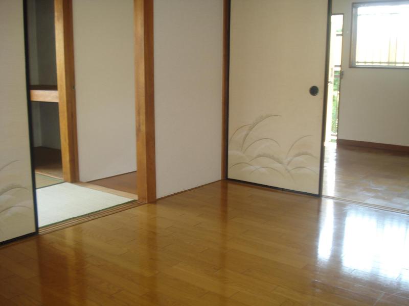 Living and room. Bright room!