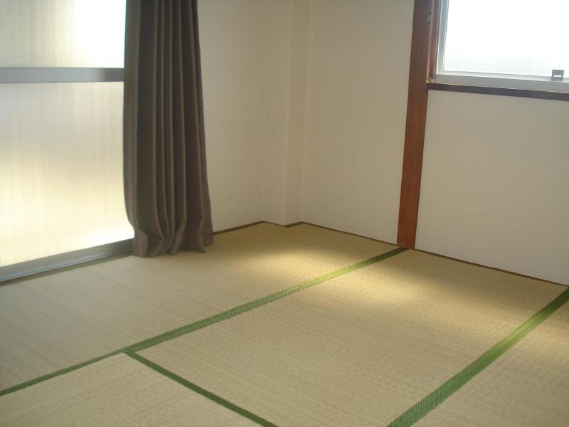 Living and room. Japanese-style room also Pikapi!