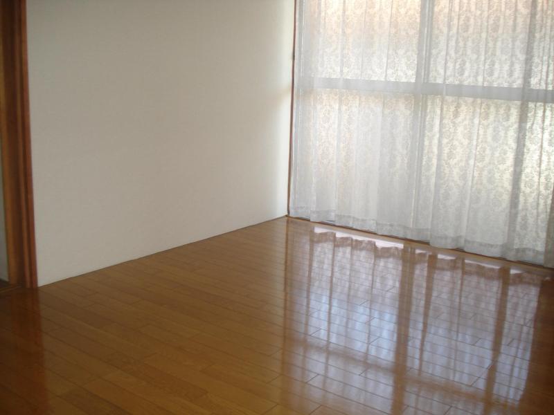 Living and room. Rooms bright clean!