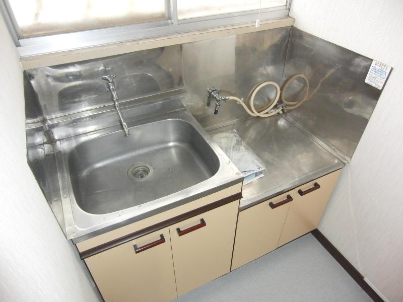 Kitchen. Kitchen also shiny!