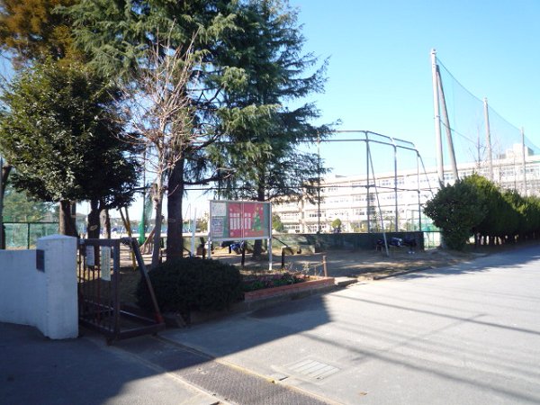 Junior high school. Kashiwadai four 313m up to junior high school (junior high school)