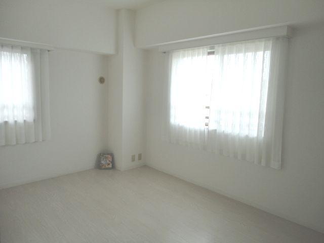 Non-living room.  ◆ The main bedroom is bright and very widely.