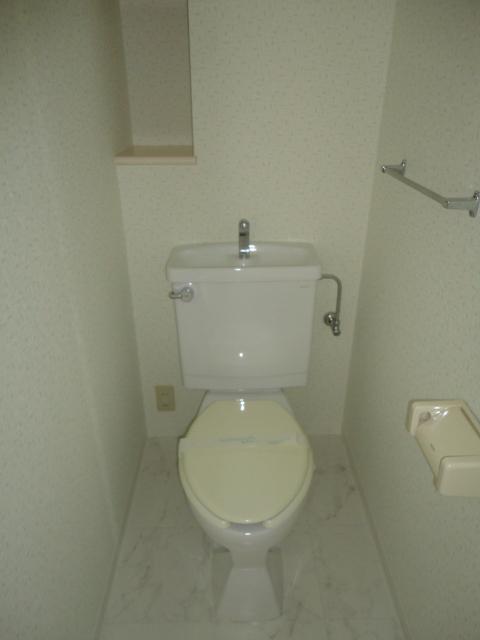 Toilet.  ◆ Toilet is with a bidet.