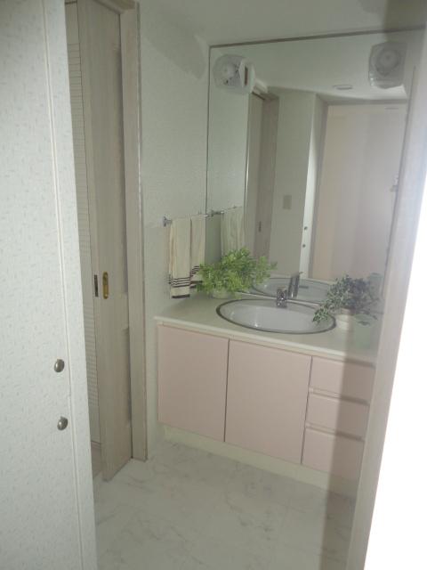Wash basin, toilet.  ◆ Storage is plenty of washroom.