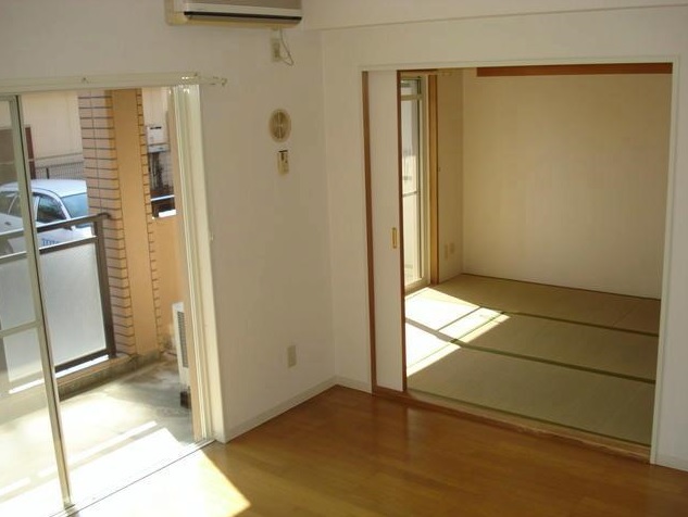 Living and room. You can use spacious in Tsuzukiai.