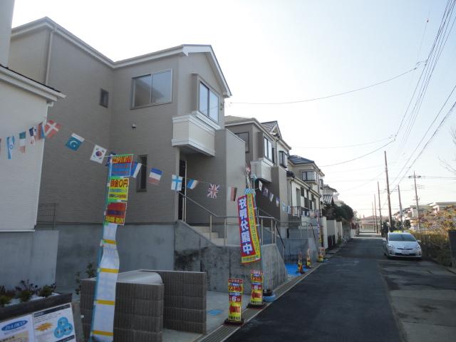 Local photos, including front road.  ◆ Front road is also spacious and 6m, Also making it easier to park.