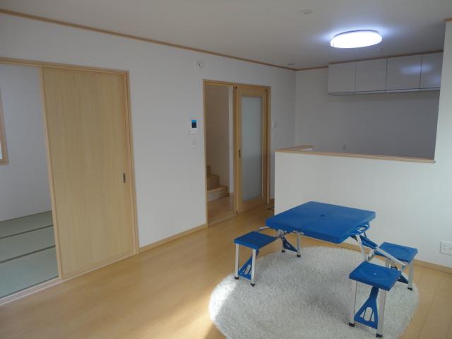 Living.  ◆ Bright sun refers spacious 14 Pledge of living!