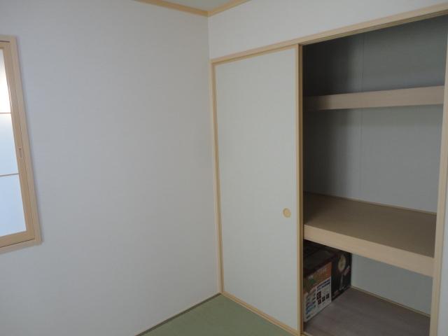 Non-living room.  ◆ Japanese-style room is also available plenty of storage!