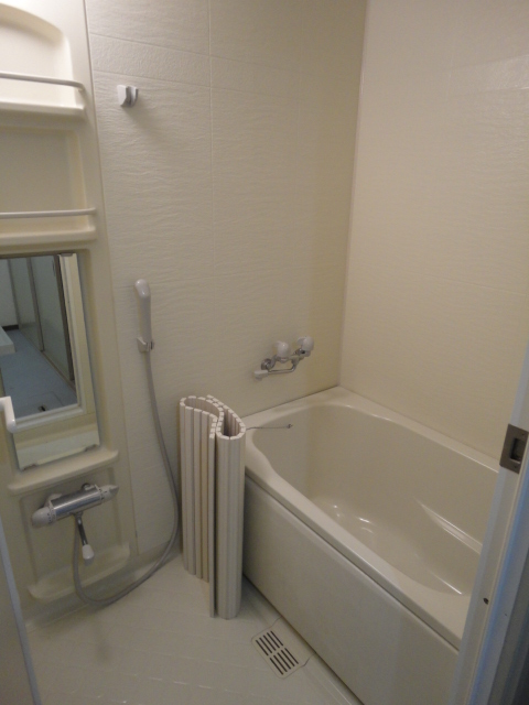 Bath. Space to wash away the fatigue of the day
