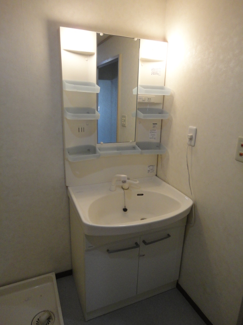 Washroom. Easy-to-use independent wash basin