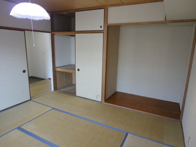Living and room. Japanese-style room is located 8 pledge, From here you are out north balcony