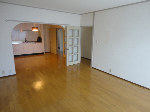 Living and room. Space with a Western-style openness to connect with dining