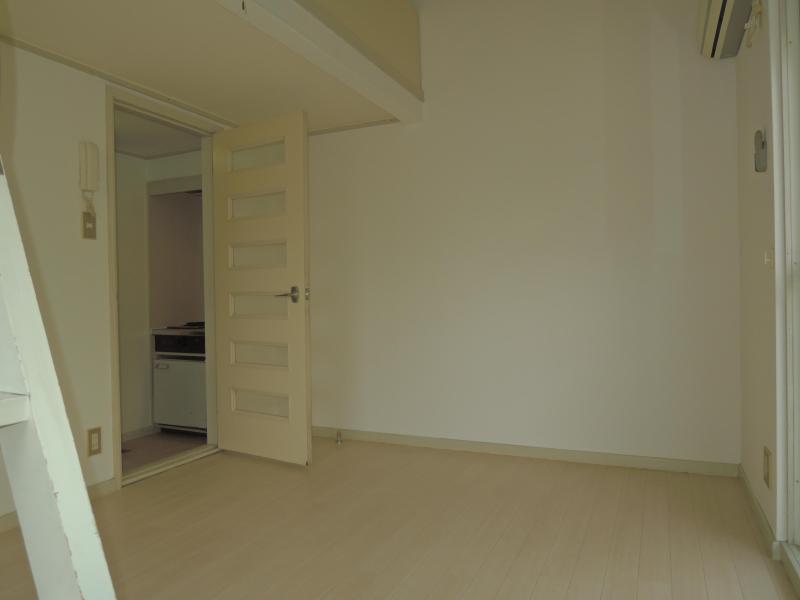 Living and room. Cross also beautiful! !