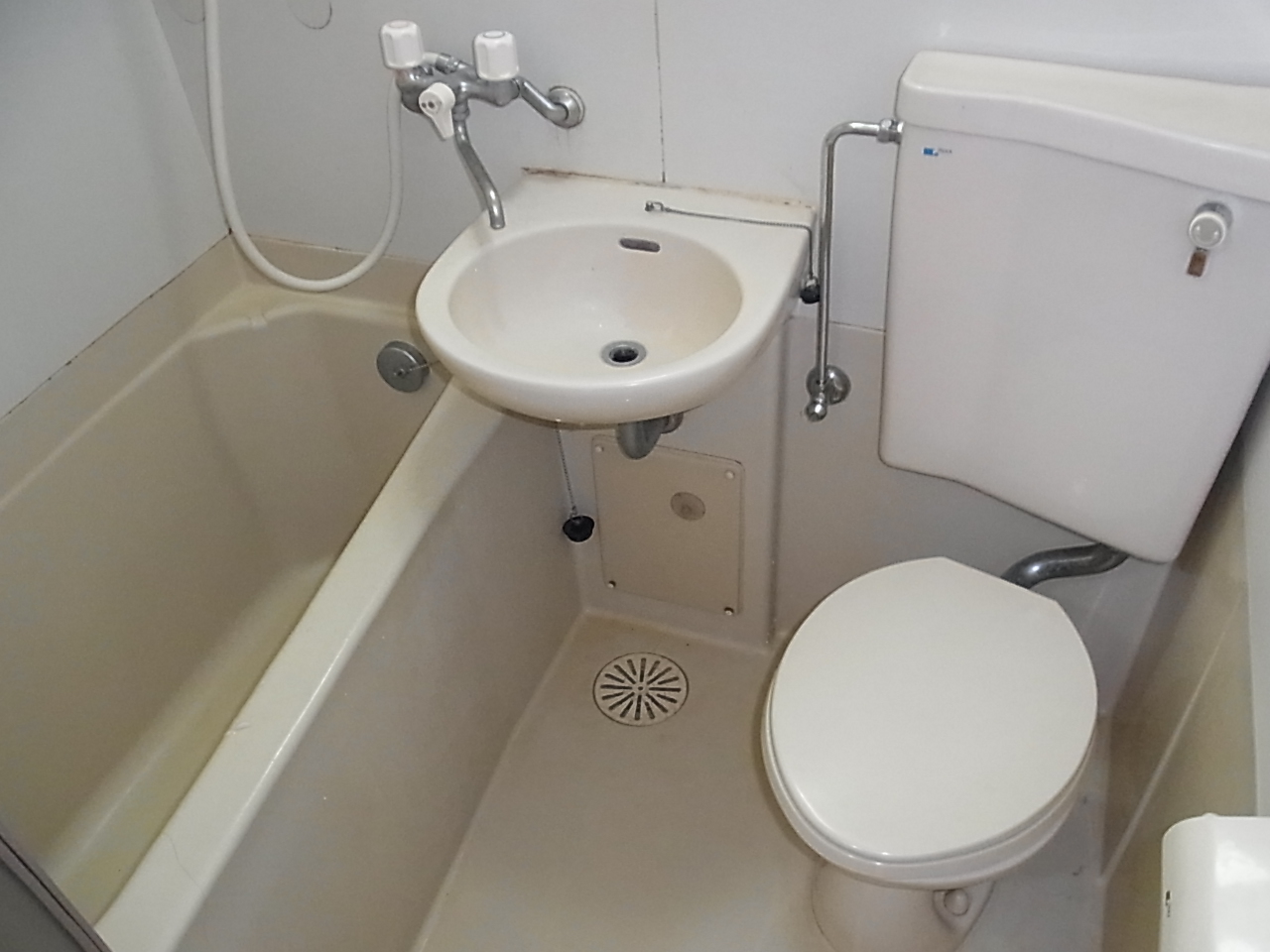 Bath. Washed possible 3-point unit bus